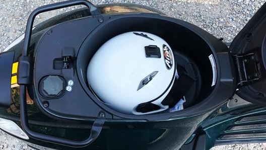 Il vano sottosella è in grado di ospitare un casco integrale