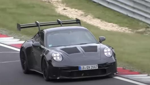 La Porsche 992 GT3 RS presenta un’ala posteriore di dimensioni notevoli