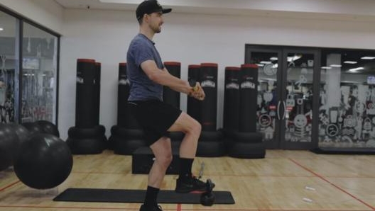 Equilibrio e potenziamento della muscolatura degli arti inferiori: Schurter lavora così in palestra (foto YouTube)