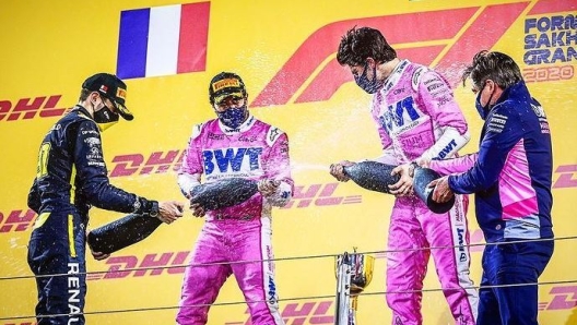 I festeggiamenti sul podio a Sakhir con due piloti della Racing Point (foto @racingpointf1)