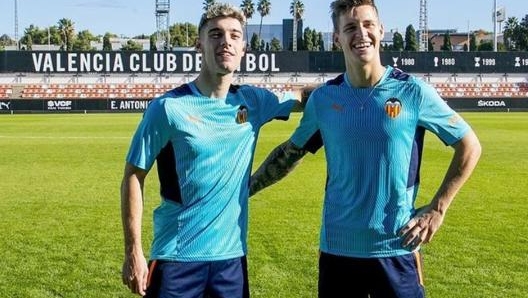 Tony Arbolino, 21 anni (a sin.) insieme a Quartararo sul campo del Valencia (foto @valenciafc)