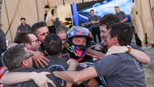 Biaggi festeggia il record assieme al suo team