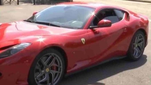 Leonardo Bonucci ripreso mentre è al volante della sua Ferrari F12 Berlinetta (foto da Instagram)