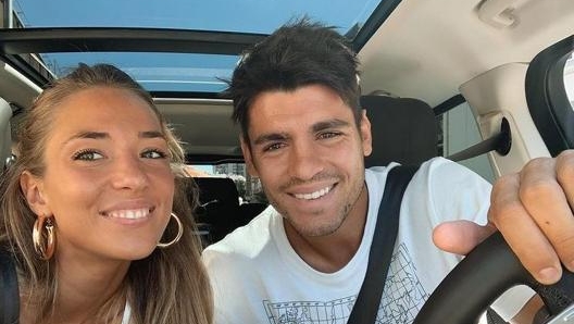 Alvaro Morata al volante insieme alla moglie Alice (foto @alvaromorata)