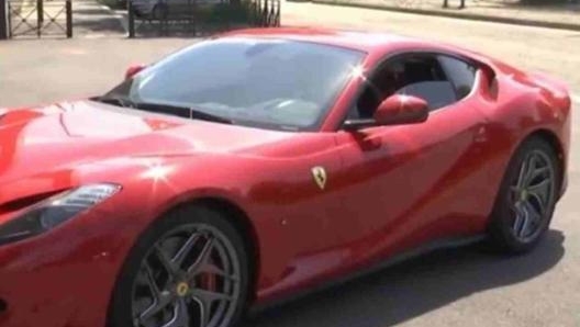 Leonardo Bonucci ripreso mentre è al volante della sua Ferrari F12 Berlinetta (foto da Instagram)