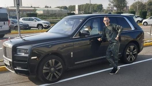 Marcelo Brozovic insieme alla sua Rolls-Royce (foto @marcelo_brozovic)