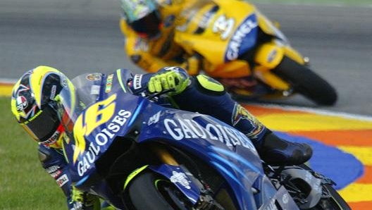 Rossi precede Biaggi nel celebre duello in Sudafrica nel 2004. Afp