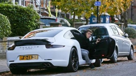 Wojciech Szczesny scende da una Porsche 911 Carrera