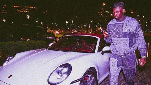 Kean mostra la sua Porsche bianca (foto @moise_kean)