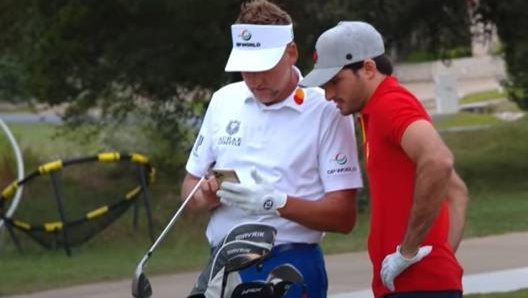 Poulter analizza un breve video fatto a Sainz, per mostrargli le correzioni da applicare (foto YouTube)