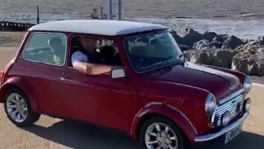 Tra le auto acquistate da Fury c’è anche una Mini Cooper, come dimostra questa foto presa dai suoi social