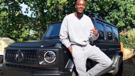 Tammy Abraham mostra orgoglioso la sua Mercedes G Wagon Amg (foto YouTube)