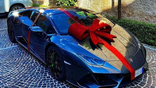 Il regalo per il compleanno di Lorenzo Insigne nel giugno 2020: una Lamborghini Huracan Evo (foto @nicolapezzellaofficial)