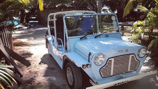 Chi l’ha detto che i calciatori preferiscono le supercar? A Smalling, per esempio, piace guidare la Mini Moke (foto @smalling)