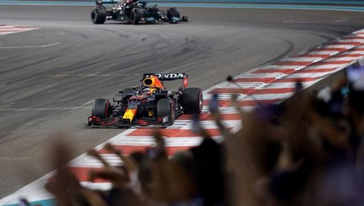 Verstappen inseguito dalla Mercedes di Hamilton sul traguardo di Abu Dhabi 2021. Afp