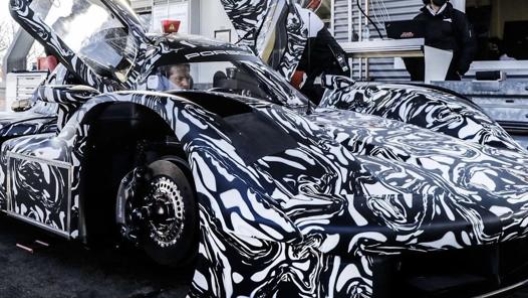 Il prototipo Porsche camuffato in pista a gennaio 2022 per i primi test