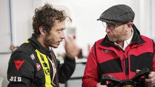 Valentino Rossi e Vincent Vosse durante i test a Valencia il 9 dicembre 2021. F. Kräling Motorsport-Bild/B-Side productions