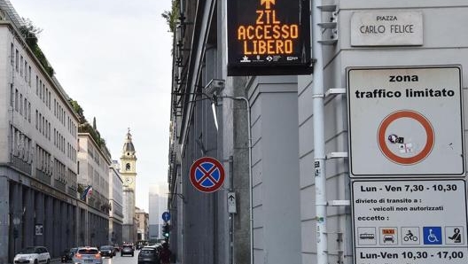 Sono cinque le Zone a traffico limitato attive a Roma, ognina con regole e orari diversi. (Ansa)