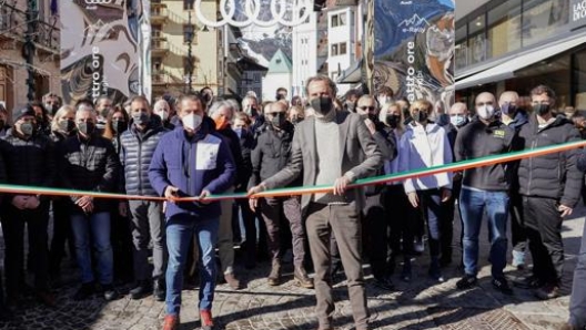 Il taglio del nastro da parte del Sindaco di Cortina Gianpietro Ghedina