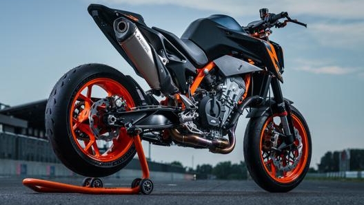 Il blu, ispirato alla MotoGP e ereditato dalla 1290 Super Duke, riverte il serbatoio, il parafango anteriore e la cornice del faro