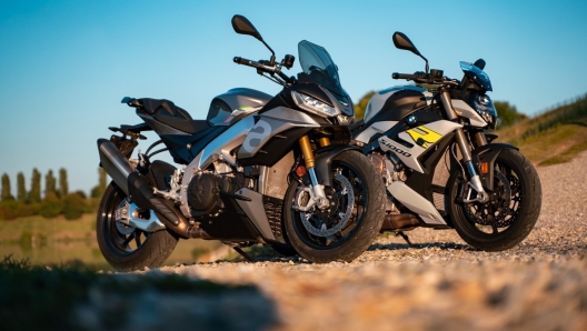 LAprilia Tuono V4 1100 a fianco della Bmw S 1000 R