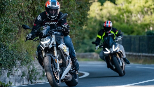 Sfida tra due missili senza carene: la Bmw S 1000 R e lAprilia Tuono V4