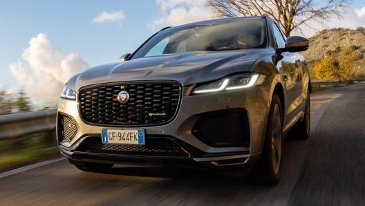 La F-Pace P400e, è la variante ibrida plug in del Suv più grande della casa di Coventry