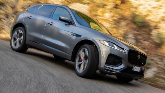 Al volante della F-Pace si va sul velluto ma quando si affonda il gas la risposta è fulminea