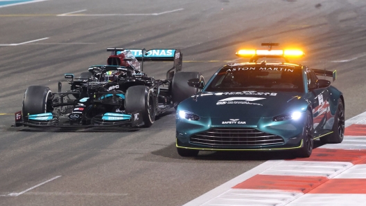 Mercedes Hamilton Safety Car Abu Dhabi 2021