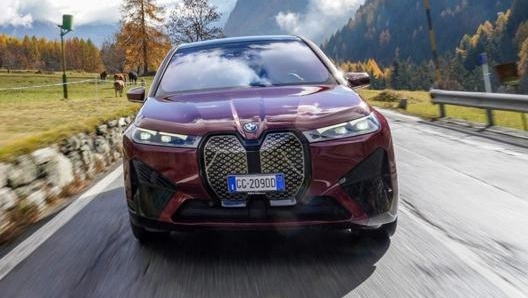 La Bmw iX ha un motore elettrico capace di sviluppare una potenza di 326 Cv