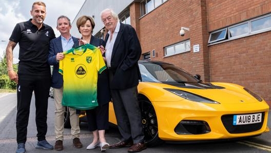 La maglia del Norwich City con il marchio Lotus