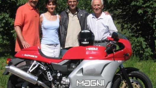 Arturo Magni con la moto che porta il suo nome