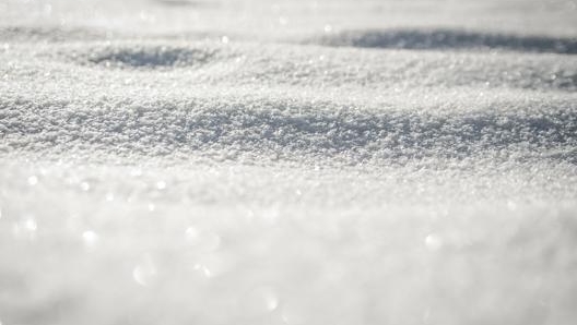 I ciclomotori a 2 ruote e i motocicli, possono circolare solo in assenza di neve o ghiaccio sulla strada e di fenomeni nevosi in atto