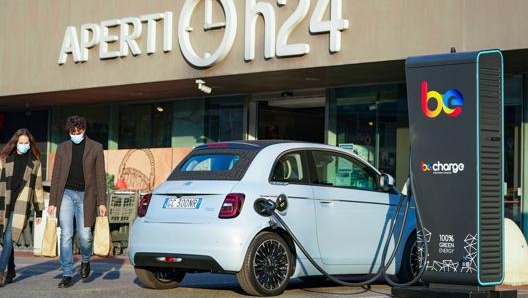 La Fiat 500 elettrica collegata ad una colonnina di Be Charge