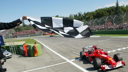 Schumahcer su Ferrari vince il GP San Marino 2004. Ansa