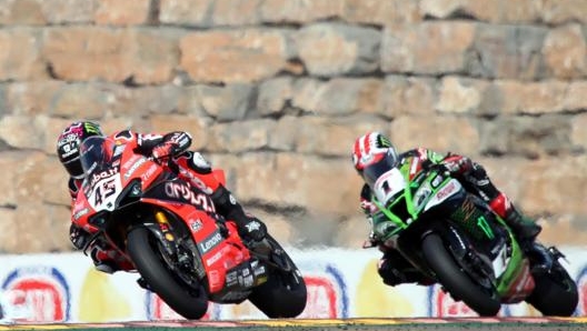 La Ducati di Redding davanti alla Kawasaki di Rea. Epa