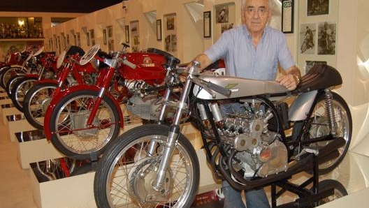 Giancarlo Morbidelli qualche anno fa in compagnia della Ducati 125 4 cilindri