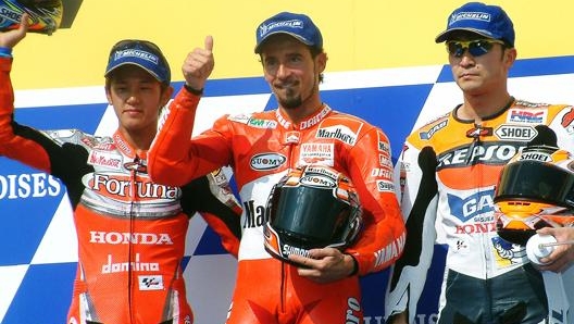 Da sinistra Kato, Biaggi e Ukawa sul podio di Brno 2002. Epa