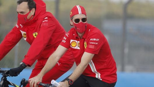 Sebastian Vettel, 33 anni, nella ricognizione in pista con il suo ingegnere Riccardo Adami. Lapresse