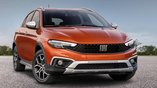 La nuova Fiat Tipo ha un design rinnovato, con la griglia frontale che ha il nuovo logo e i fari full Led sia anteriori che posteriori.