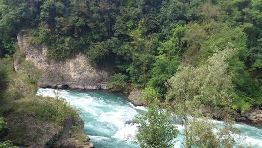 Un tratto caratterizzato da forti correnti sul Fiume Adda. Masperi