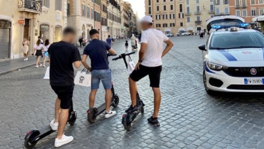 Un controllo sull’uso dei monopattini elettrici in centro a Roma