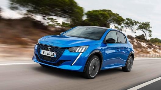 Il blu è un colore iconico per le Peugeot: qui una 208