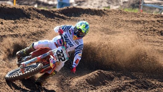 Tony Cairoli sul podio con la KTM