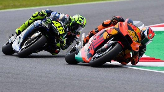 Pol Espargaro davanti a Valentino Rossi