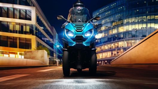 Il rinnovato Metropolis è la proposta Peugeot nel settore degli scooter a tre ruote.