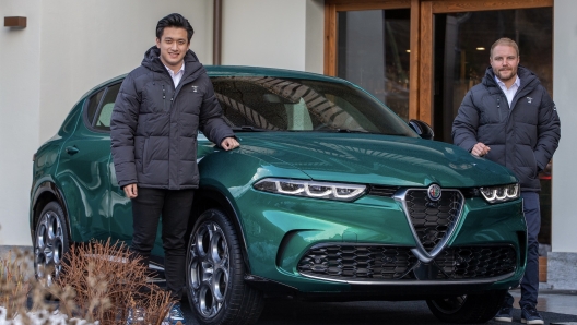 Zhou e Bottas, la coppia Alfa Romeo Orlen in posa con il C-Suv Tonale