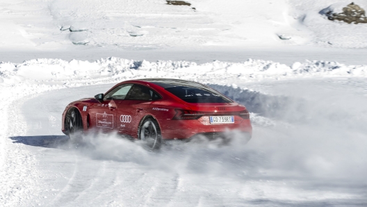 Le prove di velocità sui laghi ghiacciati hanno permesso di apprezzare il dinamismo di E-tron Gt Rs