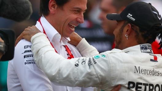 Lewis Hamilton abbraccia Toto Wolff nel 2019. Getty