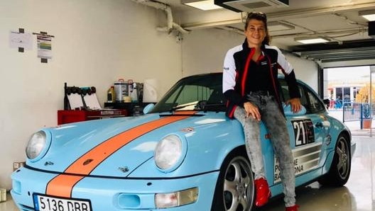 Merce Marti posa con la sua Porsche durante le prove sul Circuito di Jarama nel 2019 (foto @mercemarti)